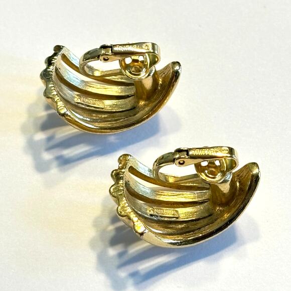 Vintage Trifari clip on earrings chunky goldtone faux hoops mod 1980s look - Picture 2 of 6